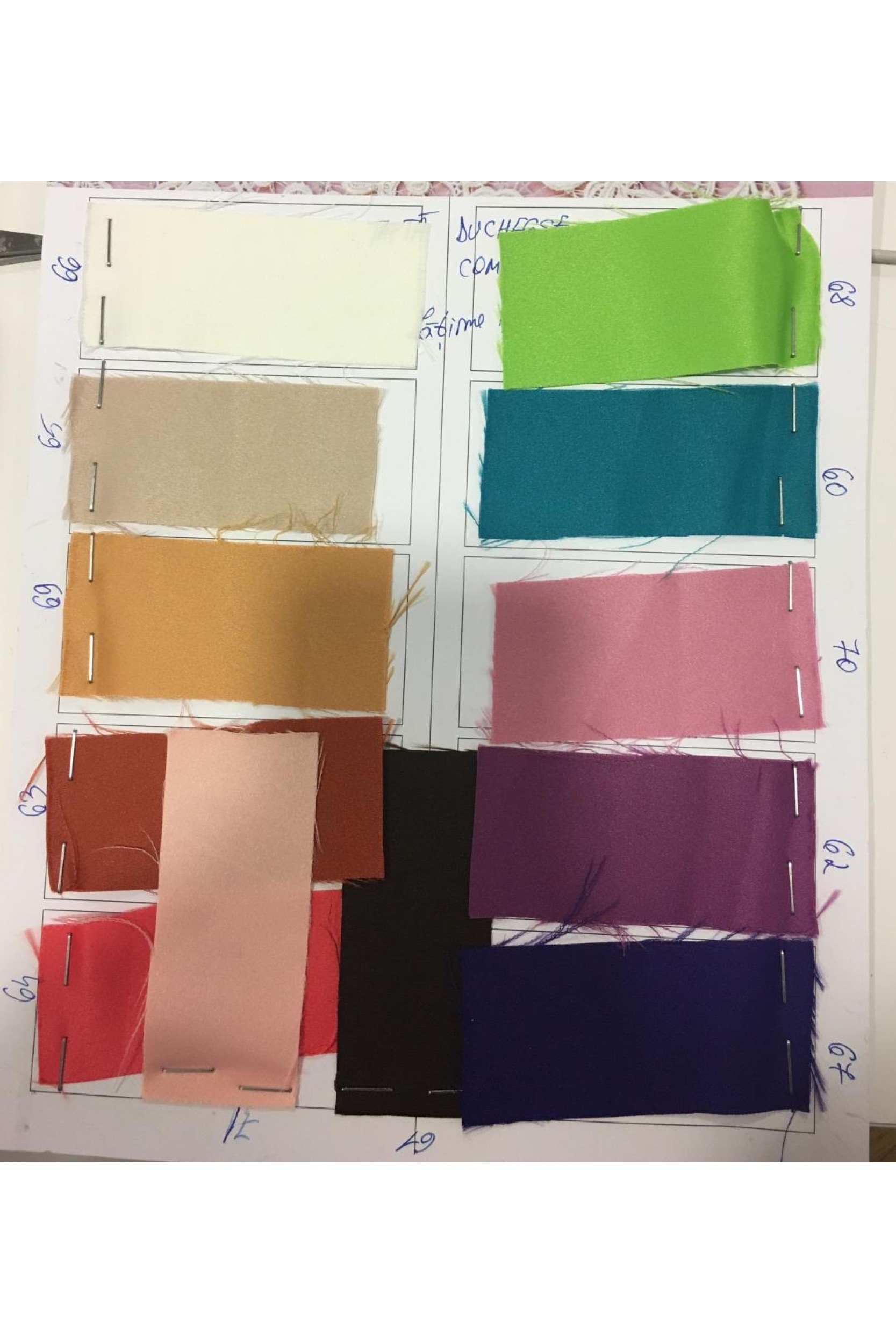 Set mama-fiica realizat din broderie si tafta rosie